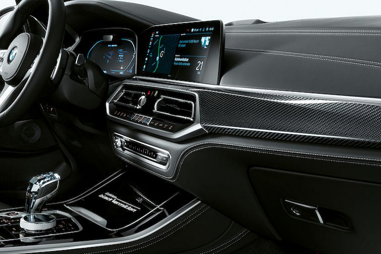 Vì được dựa trên M50i nên phiên bản BMW X6 Black Vermillion Edition cũng dùng động cơ tăng áp kép V8 4.4L sản sinh công suất 530 mã lực và mô-men xoắn cực đại 750 Nm, giúp chiếc SUV tăng tốc từ 0 - 100 km/h trong 4,3 giây.