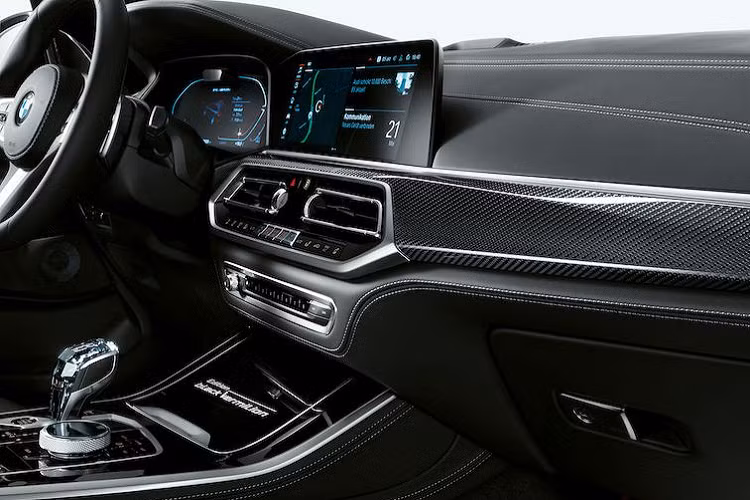 Vì được dựa trên M50i nên phiên bản BMW X6 Black Vermillion Edition cũng dùng động cơ tăng áp kép V8 4.4L sản sinh công suất 530 mã lực và mô-men xoắn cực đại 750 Nm, giúp chiếc SUV tăng tốc từ 0 - 100 km/h trong 4,3 giây.