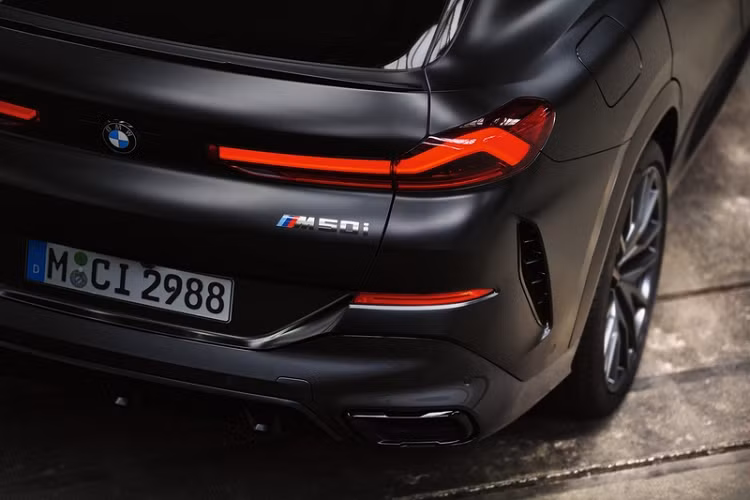 Tiếp theo, BMW X6 Black Vermillion Edition được trang bị bộ la-zăng M kích thước 22 inch, màu xám Orbit Grey, kết hợp với kẹp phanh màu đỏ M Sport, các điểm nhấn Shadow Line M và kính bảo vệ sự riêng tư.