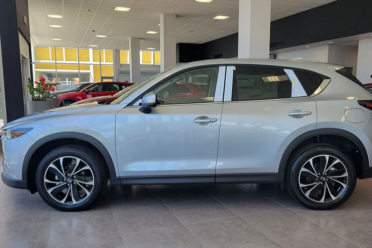 Bản nâng cấp mới này sẽ giúp Mazda CX-5 tăng sức cạnh tranh với các đối thủ đang “làm mưa làm gió” trong phân khúc CUV 5 chỗ như Hyundai Tucson hay Toyota Corolla Cross.