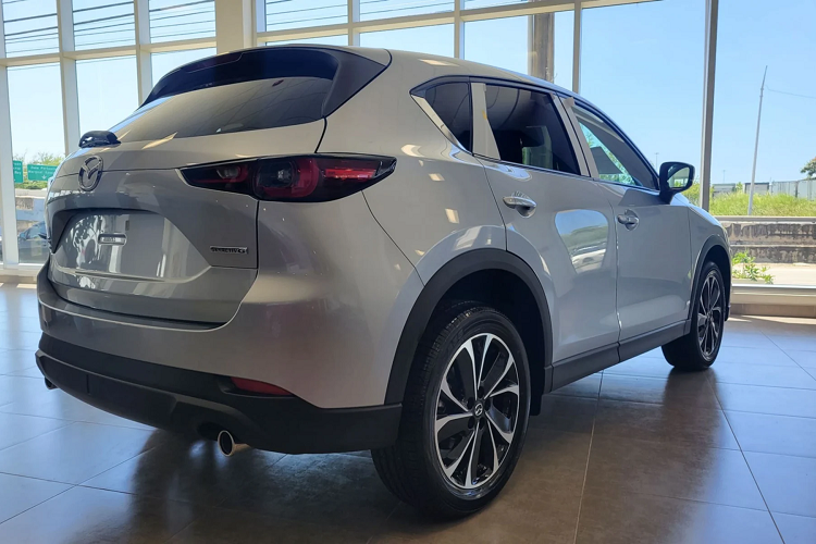Chiếc xe Mazda CX-5 2022 thế hệ mới được trưng bày tại một đại lý của Mazda ở Tây Ban Nha thuộc phiên bản 2.5L AWD cao cấp. Xe sử dụng động cơ xăng 4cyl dung tích 2.5 hút khí tự nhiên cho công suất 187 mã lực và mô-men xoắn cực đại 252Nm. Xe sử dụng hệ thống dẫn động 4 bánh toàn thời gian “i-Activ AWD” đi kèm với hộp số tự động 6 cấp đã được tinh chỉnh lại thuật toán.