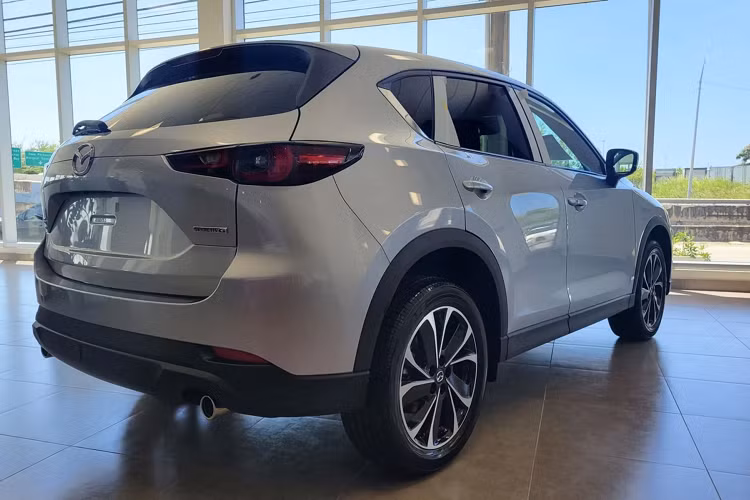 Chiếc xe Mazda CX-5 2022 thế hệ mới được trưng bày tại một đại lý của Mazda ở Tây Ban Nha thuộc phiên bản 2.5L AWD cao cấp. Xe sử dụng động cơ xăng 4cyl dung tích 2.5 hút khí tự nhiên cho công suất 187 mã lực và mô-men xoắn cực đại 252Nm. Xe sử dụng hệ thống dẫn động 4 bánh toàn thời gian “i-Activ AWD” đi kèm với hộp số tự động 6 cấp đã được tinh chỉnh lại thuật toán.