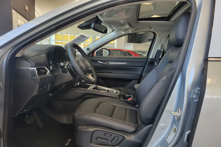 Xe được bọc da màu đen, màn hình cảm ứng trung tâm kích thước lên đến 10,25 inch, dàn âm thanh cao cấp của Bose. Xe đi kèm với gói an toàn và hỗ trợ lái Mazda i-Activsense được bổ sung thêm tính năng hỗ trợ lái và giao thông (Cruising and Traffic Support) và hơn nữa.