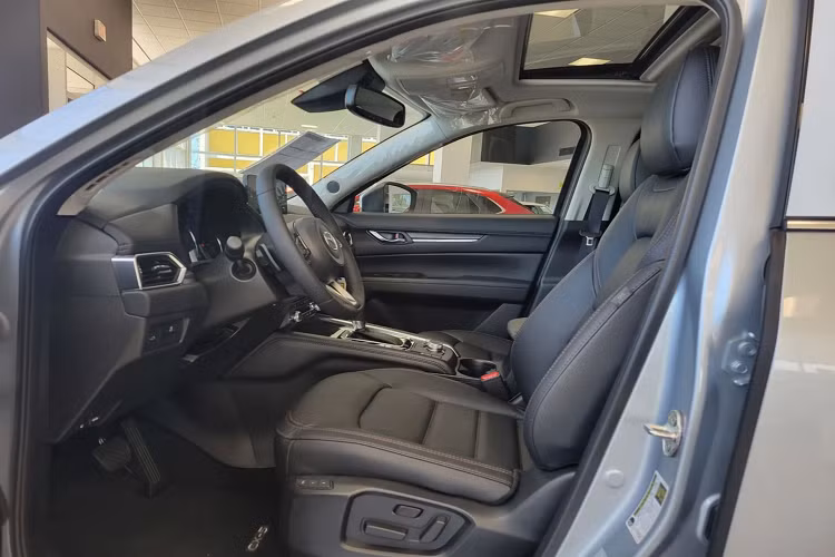 Xe được bọc da màu đen, màn hình cảm ứng trung tâm kích thước lên đến 10,25 inch, dàn âm thanh cao cấp của Bose. Xe đi kèm với gói an toàn và hỗ trợ lái Mazda i-Activsense được bổ sung thêm tính năng hỗ trợ lái và giao thông (Cruising and Traffic Support) và hơn nữa.