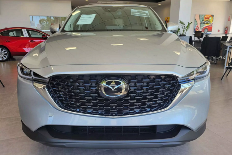 Đáng chú ý, cụm đèn pha LED của CX-5 facelift đã được thiết kế mới thiết kế sắc sảo hơn. Từ phía sau, cụm đèn hậu LED thay đổi, đi cùng với cản sau thiết kế mới. Ngoài ra, Mazda còn bổ sung nhiều tùy chọn màu sơn ngoại thất mới cho CX-5 2022, bao gồm màu vàng cát (Zircon Sand). Trong khi “dàn chân” được nâng cấp bộ mâm có thiết kế mâm mới, mang hai tông màu.