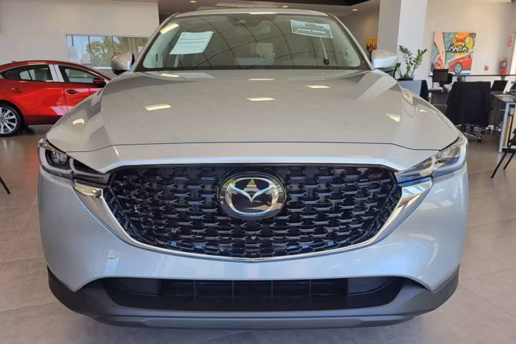 Đáng chú ý, cụm đèn pha LED của CX-5 facelift đã được thiết kế mới thiết kế sắc sảo hơn. Từ phía sau, cụm đèn hậu LED thay đổi, đi cùng với cản sau thiết kế mới. Ngoài ra, Mazda còn bổ sung nhiều tùy chọn màu sơn ngoại thất mới cho CX-5 2022, bao gồm màu vàng cát (Zircon Sand). Trong khi “dàn chân” được nâng cấp bộ mâm có thiết kế mâm mới, mang hai tông màu.