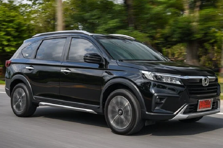 Về trang bị, phiên bản E đi kèm mâm 16 inch và lốp 215/60, tay lái trợ lực điện, phanh trước dạng đĩa và phanh sau tang trống, đèn pha LED tự động, đèn định vị LED, tay nắm cửa ngoài mạ crôm, gương chiếu hậu chỉnh điện tích hợp đèn báo rẽ.