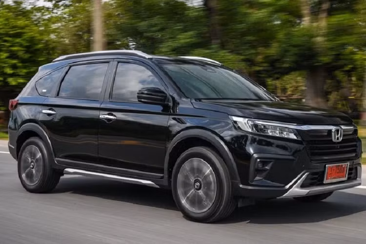 Về trang bị, phiên bản E đi kèm mâm 16 inch và lốp 215/60, tay lái trợ lực điện, phanh trước dạng đĩa và phanh sau tang trống, đèn pha LED tự động, đèn định vị LED, tay nắm cửa ngoài mạ crôm, gương chiếu hậu chỉnh điện tích hợp đèn báo rẽ.