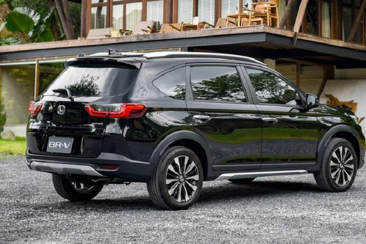 Cụ thể, giá xe Honda BR-V 2022 được bán ra tại Thái Lan từ 915.000 baht (khoảng 600 triệu đồng) cho bản E và 973.000 baht (khoảng 636 triệu đồng) cho bản EL.