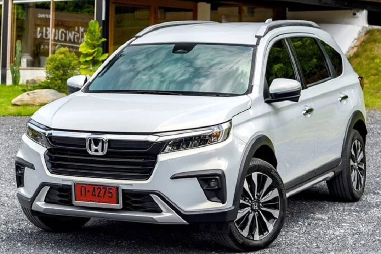 Cả phiên bản E và EL đều được trang bị động cơ xăng 4 xi-lanh DOHC i-VTEC 1.5 lít hút khí tự nhiên, sản sinh công suất 121 mã lực tại 6.600 vòng/phút và mô-men xoắn 145 Nm tại 4.300 vòng/phút, kết hợp hộp số CVT và hệ dẫn động cầu trước.