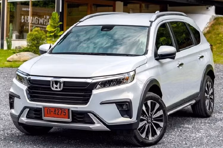 Cả phiên bản E và EL đều được trang bị động cơ xăng 4 xi-lanh DOHC i-VTEC 1.5 lít hút khí tự nhiên, sản sinh công suất 121 mã lực tại 6.600 vòng/phút và mô-men xoắn 145 Nm tại 4.300 vòng/phút, kết hợp hộp số CVT và hệ dẫn động cầu trước.