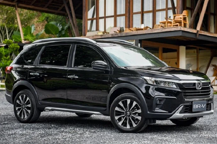 Honda BR-V thế hệ thứ 2 vừa được ra mắt tại Thái Lan với hai biến thể là E tiêu chuẩn và EL cao cấp. Trang bị được nâng cấp đi kèm với giá bán tăng so với thế hệ trước.