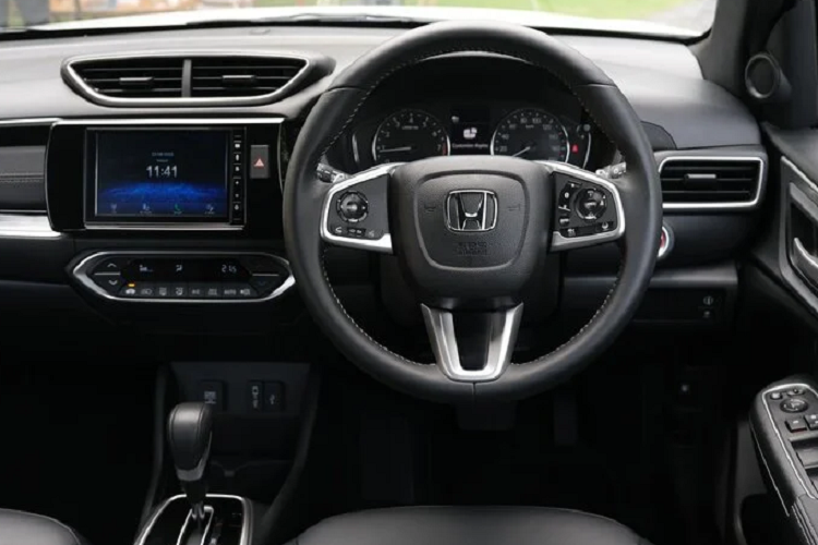 Ngoài ra còn có hệ thống quan sát làn đường Honda LaneWatch, hệ thống nhắc nhở thắt dây an toàn cho tất cả các chỗ ngồi, camera lùi và một loạt hệ thống an toàn khác (VSA, ABS, EBD, hỗ trợ khởi hành ngang dốc, ...). Bản E sẽ chỉ có 4 túi khí, trong khi bản EL sẽ có đến 6 túi khí.