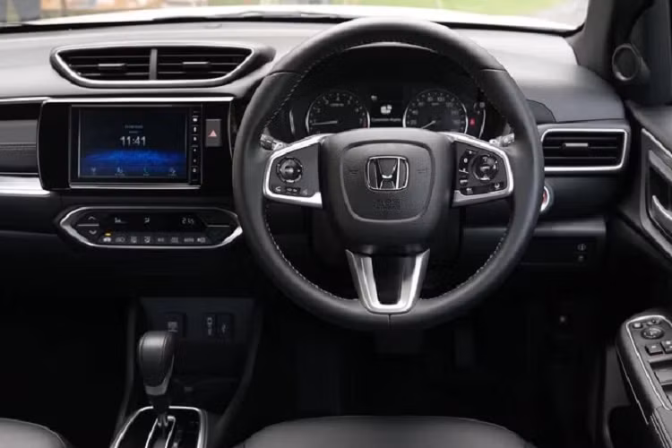 Ngoài ra còn có hệ thống quan sát làn đường Honda LaneWatch, hệ thống nhắc nhở thắt dây an toàn cho tất cả các chỗ ngồi, camera lùi và một loạt hệ thống an toàn khác (VSA, ABS, EBD, hỗ trợ khởi hành ngang dốc, ...). Bản E sẽ chỉ có 4 túi khí, trong khi bản EL sẽ có đến 6 túi khí.