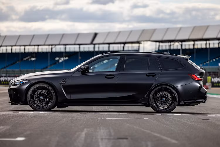 Marc Márquez là người giữ kỷ lục với bảy trận thắng liên tiếp, tiếp theo là Valentino Rossi và Casey Stoner với ba chiến thắng, Jorge Lorenzo với hai chiến thắng, và Sete Gibernau và Nicky Hayden với một chiến thắng. Năm ngoái, nhà vô địch MotoGP và nhanh nhất vòng loại Fabio Quartararo đã giành được một chiếc BMW M5 CS.