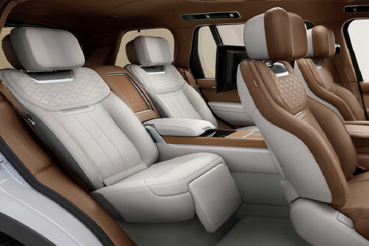 Ngoài ra, khách hàng có thể lựa chọn 2 phiên bản chủ đề SV Serenity hoặc SV Intrepid. Mỗi chủ đề sẽ mang đến cho Range Rover khá năng tùy biến riêng biệt, độc lập cho ngoại thất và nội thất, hoặc kết hợp với ngoại thất và nội thất tiêu chuẩn, hoặc lựa chọn đồng bộ xuyên suốt trên chiếc xe. Nội thất cũng có tùy chọn nâng cấp hai tông màu tương phản, khác biệt ở hàng ghế trước và hàng ghế sau trong cabin.