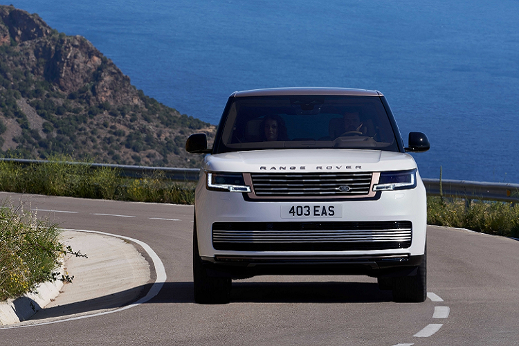 Các vật liệu độc quyền, chủ đề thiết kế cho Range Rover SV cũng được tuyển chọn kỹ lưỡng cùng phạm vi cá nhân hóa lớn hơn bao giờ hết từ các chuyên gia tại Trung tâm Chế tạo Phiên Bản Đặc biệt (SVO). Theo hãng xe Anh Quốc, có tới 1,6 triệu cấu hình khách hàng có thể xây dựng dành riêng cho mình khi lựa chọn Range Rover SV hoàn toàn mới.