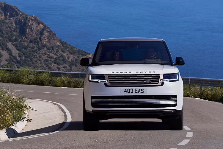 Các vật liệu độc quyền, chủ đề thiết kế cho Range Rover SV cũng được tuyển chọn kỹ lưỡng cùng phạm vi cá nhân hóa lớn hơn bao giờ hết từ các chuyên gia tại Trung tâm Chế tạo Phiên Bản Đặc biệt (SVO). Theo hãng xe Anh Quốc, có tới 1,6 triệu cấu hình khách hàng có thể xây dựng dành riêng cho mình khi lựa chọn Range Rover SV hoàn toàn mới.
