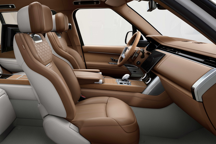 Ngoài biến thể trục cơ sở kéo dài (LWB), Range Rover SV còn cho khách hàng tùy chọn cấu hình năm chỗ ngồi. Bên dưới nắp capo sẽ là khối động cơ V8 5.0L tăng áp kép thay thế cho động cơ V8 5.0L siêu nạp trước đó.