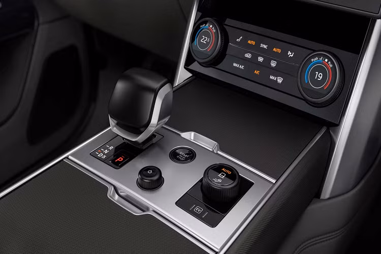 Đi kèm với màn hình này là tai nghe dành riêng với độ trung thực cao, độ êm ái và hiệu suất được nâng cao ở dải âm cao.