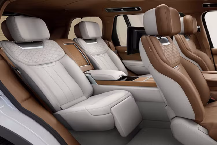 Hàng ghế sau của Range Rover SV cũng được trang bị Màn hình giải trí với kích thước 13, inch. Đây là màn hình lớn nhất từng được thiết kế trên một mẫu xe Range Rover, cùng với kích thước đã tối ưu, mang đến sự thoải mái cao nhất cho người dùng.