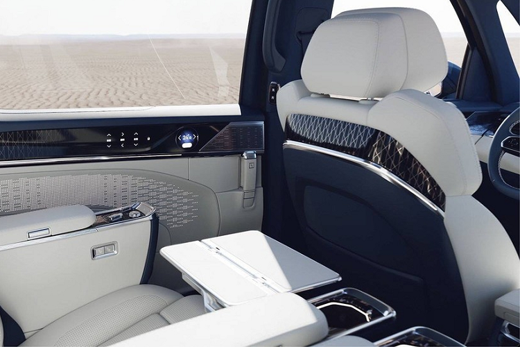 Những tính năng đáng chú ý còn lại bao gồm bàn gấp cho ghế sau, hệ thống liên lạc trong xe với micro ở 2 hàng ghế sau, hệ thống treo khí nén tùy chỉnh, hệ thống giảm xóc điện từ và tính năng tự động điều chỉnh chiều cao gầm để người dùng dễ ra/vào xe.