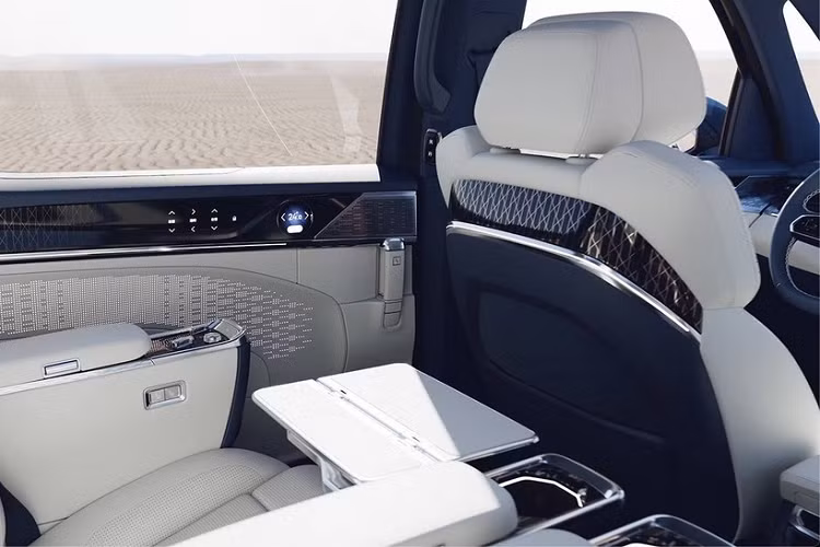 Những tính năng đáng chú ý còn lại bao gồm bàn gấp cho ghế sau, hệ thống liên lạc trong xe với micro ở 2 hàng ghế sau, hệ thống treo khí nén tùy chỉnh, hệ thống giảm xóc điện từ và tính năng tự động điều chỉnh chiều cao gầm để người dùng dễ ra/vào xe.