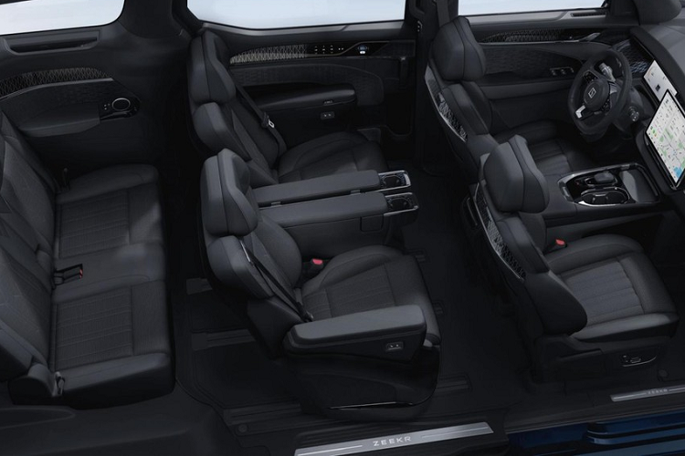 Nội thất của mẫu MPV này có 2 tùy chọn màu là đen hoặc trắng đơn giản và đậm chất tương lai. Bên cạnh đó là những trang bị ấn tượng như bảng đồng hồ kỹ thuật số sau vô lăng, màn hình cảm ứng trung tâm cỡ lớn nằm độc lập trên mặt táp-lô...