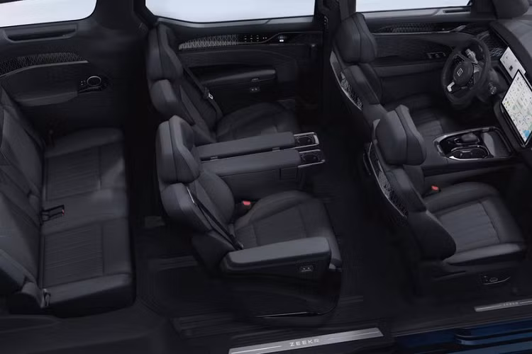 Nội thất của mẫu MPV này có 2 tùy chọn màu là đen hoặc trắng đơn giản và đậm chất tương lai. Bên cạnh đó là những trang bị ấn tượng như bảng đồng hồ kỹ thuật số sau vô lăng, màn hình cảm ứng trung tâm cỡ lớn nằm độc lập trên mặt táp-lô...