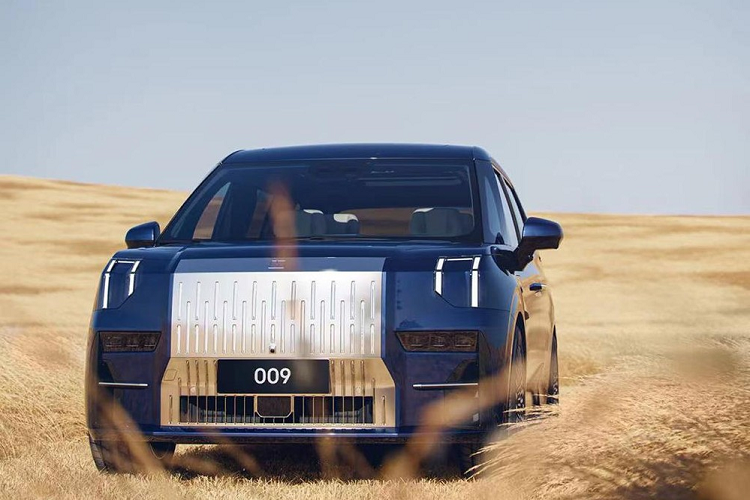 Lưới tản nhiệt này kéo dài từ nắp ca-pô đến cản trước, bao quanh hốc gió trung tâm hình chữ nhật.