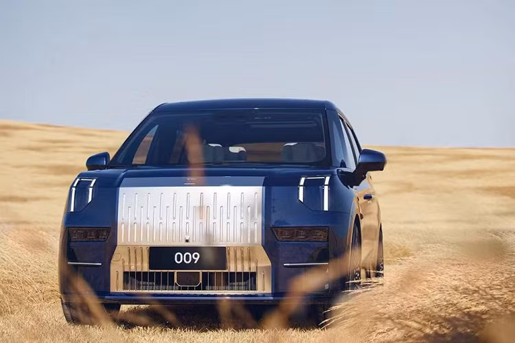 Lưới tản nhiệt này kéo dài từ nắp ca-pô đến cản trước, bao quanh hốc gió trung tâm hình chữ nhật.