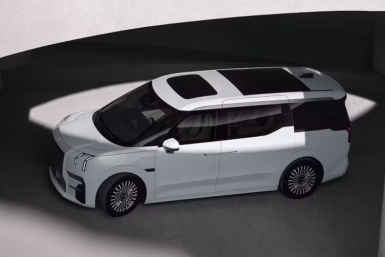 Được phát triển dựa trên cơ sở gầm bệ SEA của hãng mẹ Geely, Zeekr 009 dùng mô-tơ điện đồng bộ nam châm vĩnh cửu hiệu suất cao tiêu chuẩn. 2 mô-tơ điện nằm trên 2 cầu của xe có công suất tổng cộng 544 mã lực và mô-men xoắn cực đại 686 Nm. Nhờ đó, xe có thể tăng tốc từ 0-100 km/h trong thời gian 4,5 giây. Vì dùng 2 mô-tơ điện trên 2 cầu nên xe có hệ dẫn động 4 bánh tiêu chuẩn.