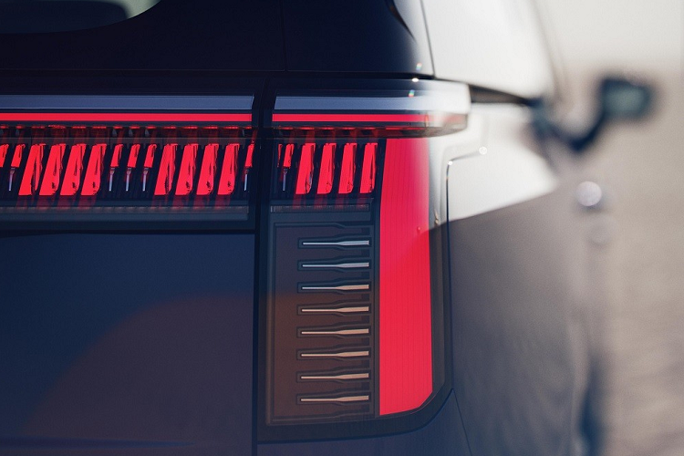 Đằng sau Zeekr 009 là cụm đèn hậu LED pha lê nằm vắt ngang đuôi xe với tem chữ nổi "Zeekr" ở giữa. Bên trong cụm đèn hậu là những dải đèn LED nhỏ nằm dọc. Cụm đèn hậu này có tên Wings of Light với chiều dài lên đến 1,76 m và bao gồm tổng cộng 402 bóng LED.