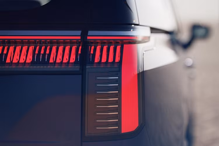 Đằng sau Zeekr 009 là cụm đèn hậu LED pha lê nằm vắt ngang đuôi xe với tem chữ nổi "Zeekr" ở giữa. Bên trong cụm đèn hậu là những dải đèn LED nhỏ nằm dọc. Cụm đèn hậu này có tên Wings of Light với chiều dài lên đến 1,76 m và bao gồm tổng cộng 402 bóng LED.