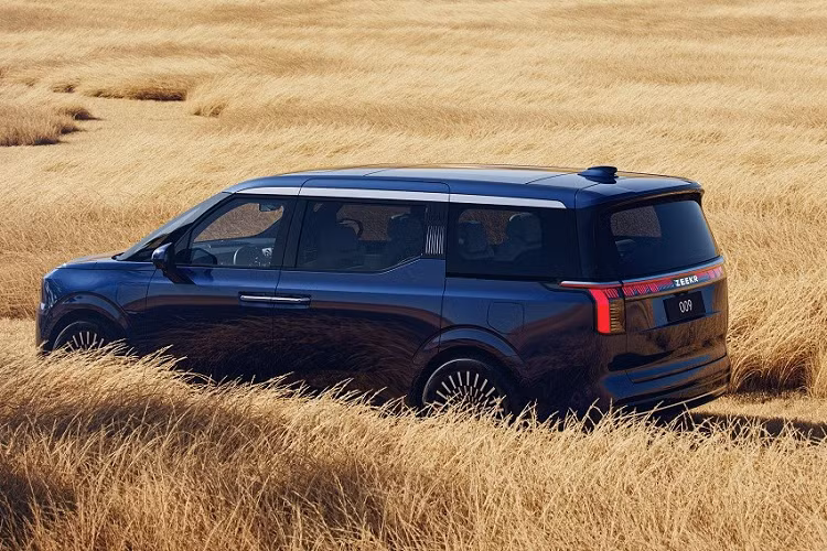 Bên sườn, Zeekr 009 sở hữu cột A, cột B và cột C với thiết kế giấu kín, mang đến hiệu ứng nóc trôi nổi cho xe. Riêng cột C được thiết kế khá độc đáo và tinh tế. Ngoài ra, phần nóc còn đi kèm nẹp mạ crôm dày dặn làm điểm nhấn. Tương tự nhiều mẫu MPV cỡ lớn khác, Zeekr 009 cũng được trang bị cửa trượt chỉnh điện bên sườn. Bên dưới còn có bộ vành la-zăng với thiết kế đa chấu lạ mắt, tạo cảm giác xoáy vào giữa.