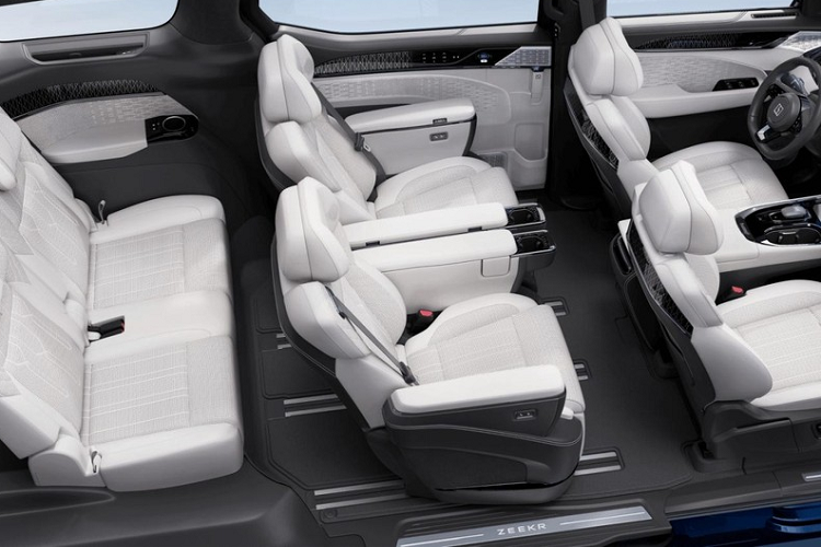 Bên trong Zeekr 009 là không gian nội thất 3 hàng ghế bọc da Nappa mềm mại với 6 chỗ ngồi.