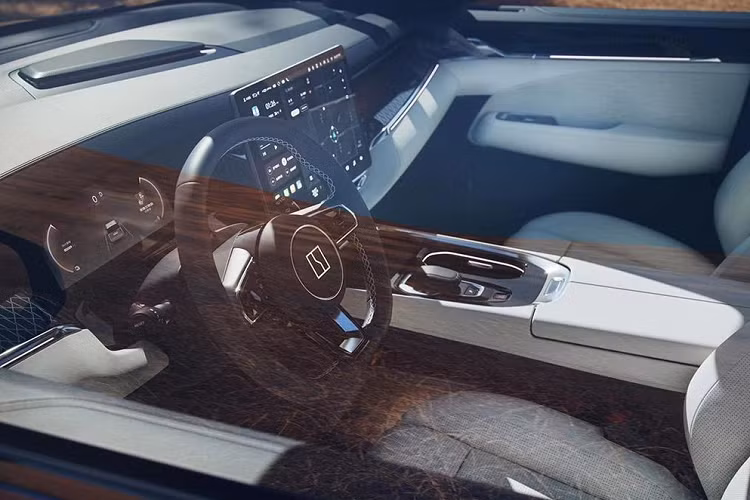 Bên cạnh màn hình cảm ứng, Zeekr 009 còn cho phép người dùng chỉnh các tính năng trên xe thông qua ra lệnh bằng giọng nói, ra lệnh bằng cử chỉ và điều khiển từ xa. Công nghệ ra lệnh bằng giọng nói của xe có tính năng nhận biết âm thanh 6 vùng độc lập. Do đó, người ngồi ở ghế nào cũng có thể ra lệnh cho xe bằng giọng nói.