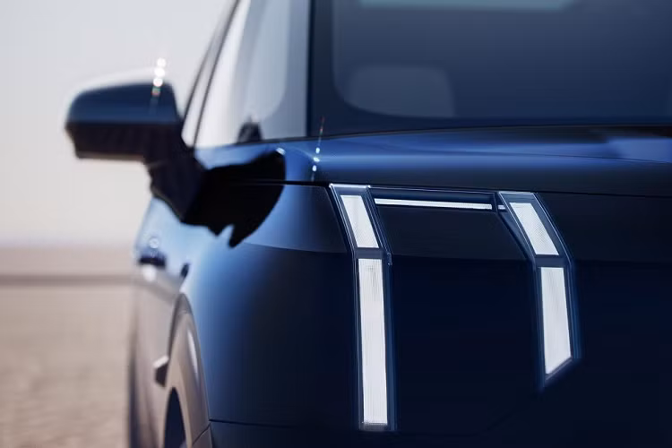 Chưa hết, mẫu MPV Trung Quốc này còn có hệ thống đèn 2 tầng trên đầu xe. Nằm phía trên là các dải đèn LED định vị ban ngày nằm dọc, tương tự đèn trong lưới tản nhiệt.