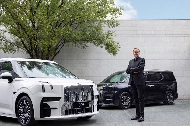 009 do Trung tâm thiết kế của Zeekr ở Gothenburg, Thụy Điển, tạo hình. Người chỉ đạo quá trình tạo hình cho xe là ông Stefan Sielaff - cựu giám đốc thiết kế của Audi.