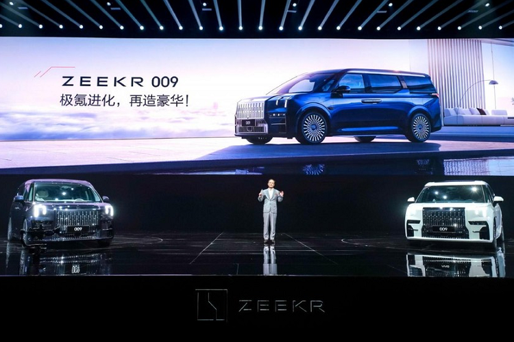Zeekr là thương hiệu con chuyên về ôtô điện của hãng xe Trung Quốc Geely. Mới đây, hãng đã tung mẫu xe thương mại thứ 2 của mình ra thị trường nội địa, đó là Zeekr 009 chạy điện mới. Mẫu xe này sở hữu thông số kỹ thuật và thiết kế ngoại thất ấn tượng cùng không gian nội thất 6 chỗ ngồi sang trọng.
