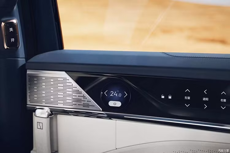 Chưa hết, Zeekr 009 còn có màn hình cảm ứng Smart Bar với kích thước 3,14 inch để hành khách mở cửa trượt chỉnh điện. Ngoài ra, hành khách có thể dùng màn hình cảm ứng này để chỉnh cả hệ thống điều hòa không khí, cửa sổ, ghế sau và rèm che nắng.