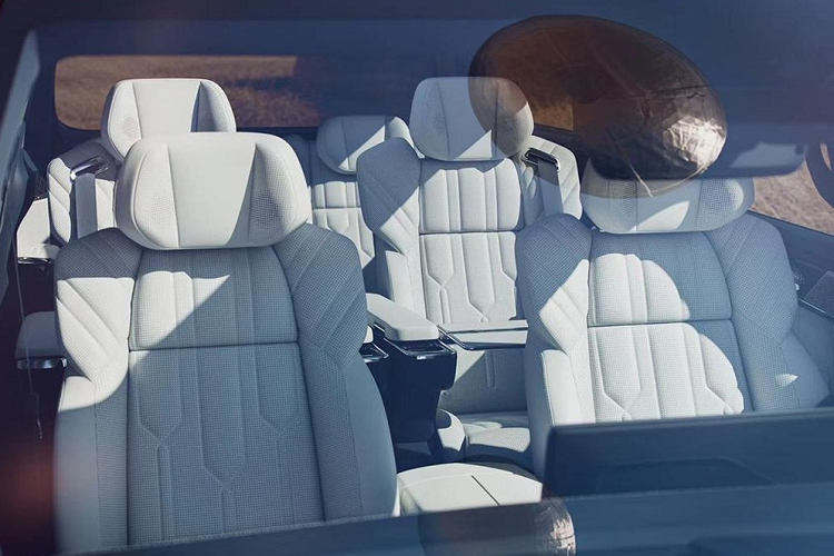 Zeekr 009 có thể tích khoang hành lý 590 lít hoặc 1.295 lít nếu hàng ghế cuối gập xuống.