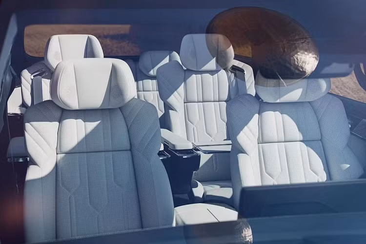 Zeekr 009 có thể tích khoang hành lý 590 lít hoặc 1.295 lít nếu hàng ghế cuối gập xuống.