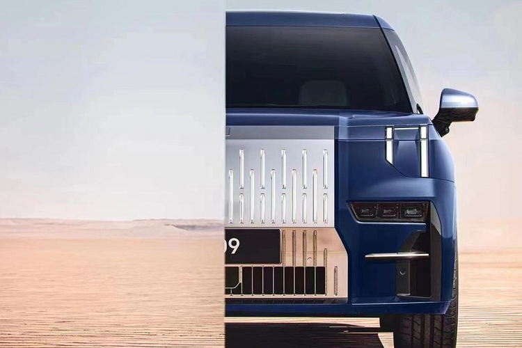 Trong khi đó, cụm đèn pha chính nằm ngang bên dưới, ở hai góc cản trước. Nối liền với đèn pha là 2 khe gió nằm dọc, được trang trí bằng nẹp mạ crôm.