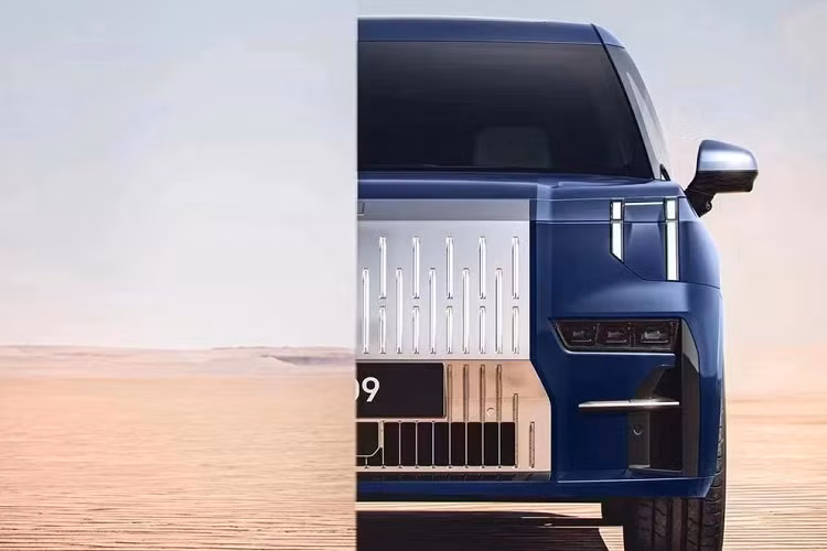 Trong khi đó, cụm đèn pha chính nằm ngang bên dưới, ở hai góc cản trước. Nối liền với đèn pha là 2 khe gió nằm dọc, được trang trí bằng nẹp mạ crôm.