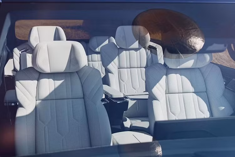 Ở phiên bản WE dùng pin Kirin có dung lượng 116 kWh, xe chạy được 702 km sau khi sạc đầy pin. Con số tương ứng của phiên bản ME dùng cụm pin 140 kWh là 822 km. Nếu dùng sạc nhanh DC, thời gian tăng dung lượng pin từ 20 - 80% là 28 phút.