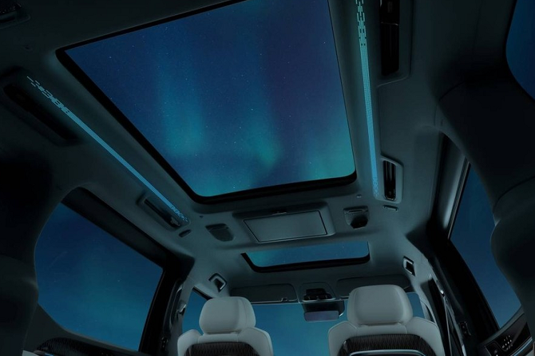 Trên trần xe của Zeekr 009, ngoài cửa sổ trời toàn cảnh Panorama còn có 2 dải đèn viền LED