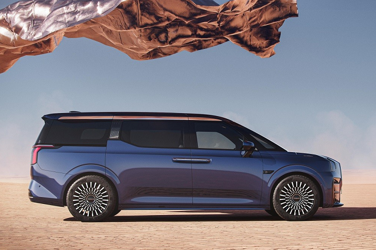 Thuộc phân khúc MPV chạy điện, Zeekr 009 2023 mới sở hữu chiều dài 5.209 mm, chiều rộng 2.024 mm, chiều cao 1.856 mm và chiều dài cơ sở 3.205 mm. Như vậy, mẫu xe này có kích thước lớn hơn đáng kể so với "chuyên cơ mặt đất" Toyota Alphard hay Lexus LM.