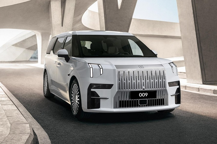 Ngoài trang bị tiện nghi, Zeekr 009 còn an toàn với tổng cộng 30 tính năng hỗ trợ người lái nâng cao ADAS. Phần cứng của xe bao gồm 7 camera, 4 camera toàn cảnh, 12 radar siêu âm phạm vi ngắn và 1 radar sóng milimet phạm vi dài.