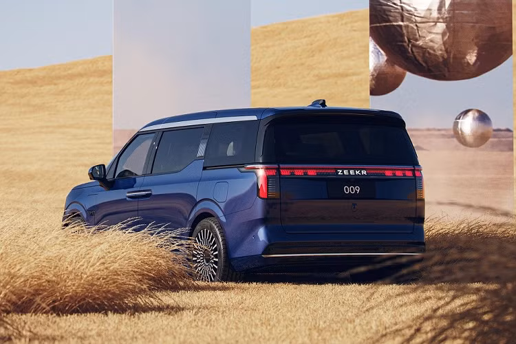 Trong khi đó, cản sau được trang trí bằng nẹp mạ crôm kéo dài khiến khu vực đằng sau xe như rộng hơn.